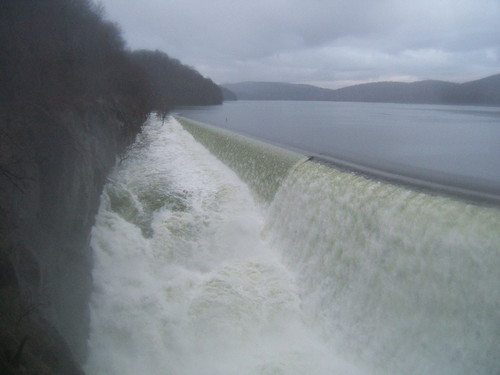Croton_dam_and_river_41607_060