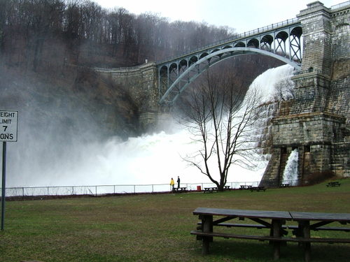 Croton_dam_and_river_41607_088